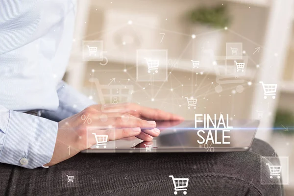 Fiatal Ember Vásárol Online Vásárlás Alkalmazás Final Sale Felirattal — Stock Fotó
