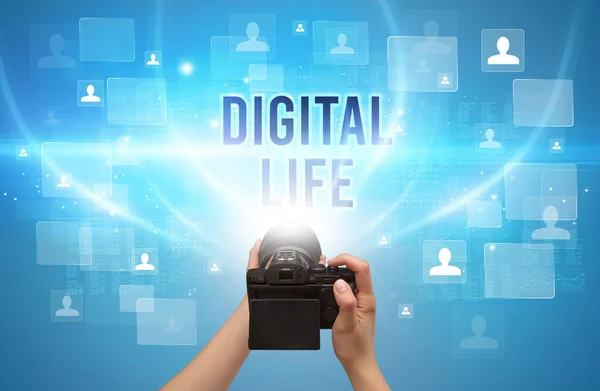 Nahaufnahme Einer Handkamera Mit Digital Life Aufschrift Videoüberwachungskonzept — Stockfoto