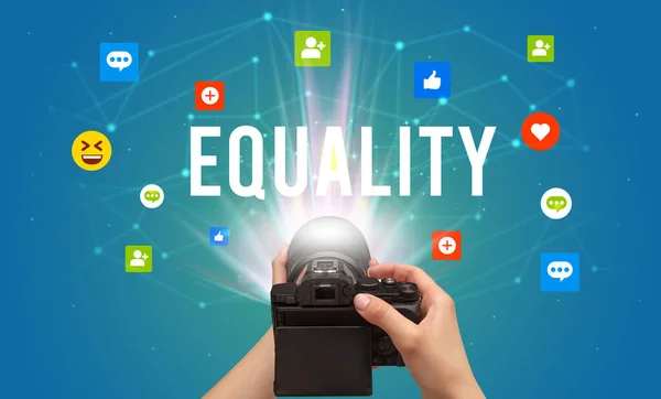 Usando Câmera Para Capturar Conteúdo Mídia Social Com Inscrição Equality — Fotografia de Stock