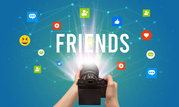 Usando Câmera Para Capturar Conteúdo Mídia Social Com Inscrição Amigos — Fotografia de Stock