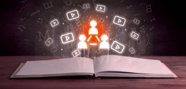 Yukarıda sosyal bağlantı simgeleri olan açık bir kitap, sosyal ağ oluşturma kavramı