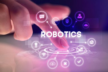 Web teknolojisi simgeleri ve ROBOTICS yazıtları ile tablete dokunmak, web teknolojisi kavramı