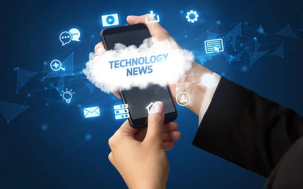 Smartphone Mano Femenina Con Inscripción Tecnología News Concepto Tecnología Cloud —  Fotos de Stock