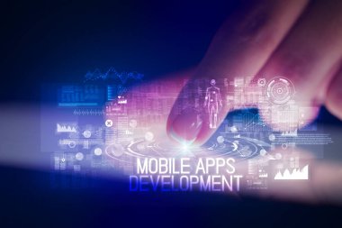 Web teknolojisi simgeleri ve Mobil Uygulamalar Geliştirme yazıtla parmak la dokunma tableti