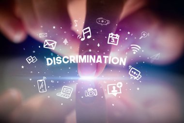 Çizilmiş sosyal medya simgeleri ve DISCRIMINATION yazıtları, sosyal ağ konsepti ile parmak temas tableti