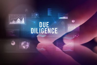 Tablete çizelgeler ve DUE DILIGENCE yazıtları ile dokunmak, iş konsepti
