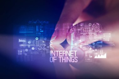 Web teknolojisi simgeleri ve Nesnelerin İnterneti yazıtını içeren parmak la dokunma tableti