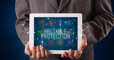 Tablet üzerinde çalışan genç iş adamı dijital işareti gösteriyor: RELUL PROTEKSİYON