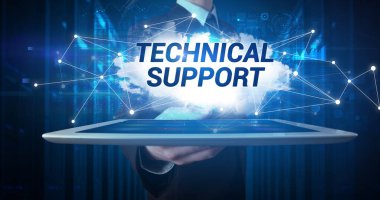 Tablet üzerinde çalışan genç bir iş adamı ve yazıyı gösteriyor: TECHNICAL Tamamlayıcı