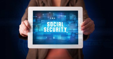 Tablet üzerinde çalışan genç iş adamı dijital işareti gösteriyor: SOSYAL GÜVENLİK