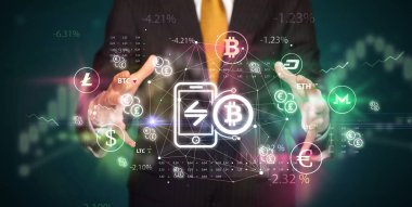 Bitcoin uygulama sembolü ve yatırım konseptini elinde tutan iş adamı