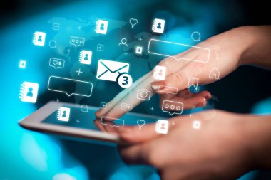 Yeni mesaj simgeleri içeren tablet kullanan bir elin yakın plan görüntüsü, sosyal medya kavramı