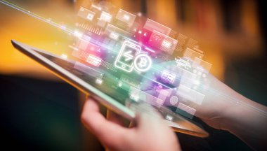 Bitcoin uygulama simgeleri içeren tablet kullanan bir elin yakın çekimi, dijital para birimi kavramı