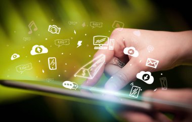 Elle çizilmiş altın dokunmatik ekran yakın çekim para simgeleri, dijital dönem konsepti anlamına gelir