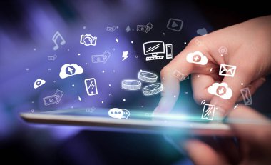 Elle çizilmiş bir dokunmatik ekran yakın çekim simgeleri, dijital dönem konsepti