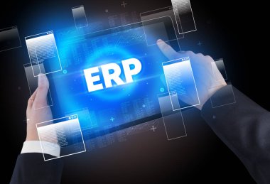 ERP kısaltmalı, modern teknoloji kavramına sahip el ele tutuşma tabletinin yakın çekimi