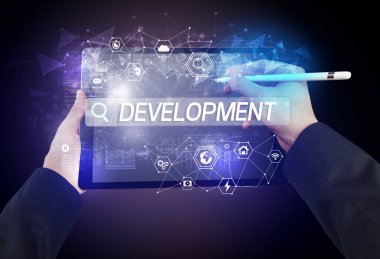DEVELOPMENT yazıtları, yüksek teknoloji hesaplama kavramını arayan bir tabletin yakın plan görüntüsü