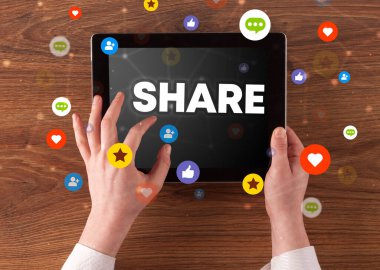 Paylaşımlı yazı, sosyal ağ konsepti ve dokunmatik ekranın yakın plan görüntüsü