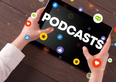 PODCASTS yazıtları, sosyal ağ konsepti ile dokunmatik ekranın yakın plan görüntüsü