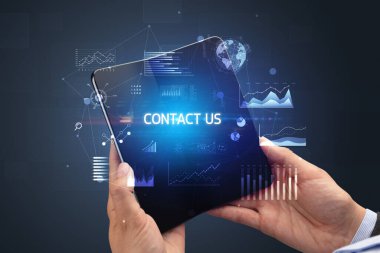 İş adamı katlanabilir bir akıllı telefon tutuyor. Üzerinde 