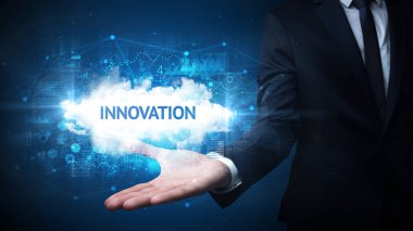 İş adamının elinde İnovasyon yazıtları, başarılı iş konsepti
