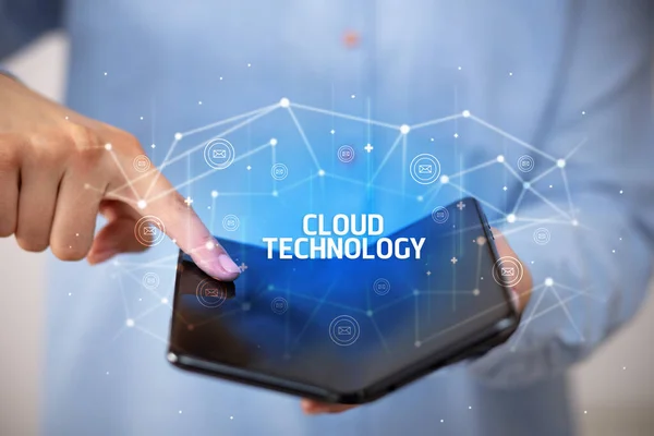 Επιχειρηματίας Κρατώντας Ένα Αναδιπλούμενο Smartphone Επιγραφή Τεχνολογίας Cloud Έννοια Της — Φωτογραφία Αρχείου