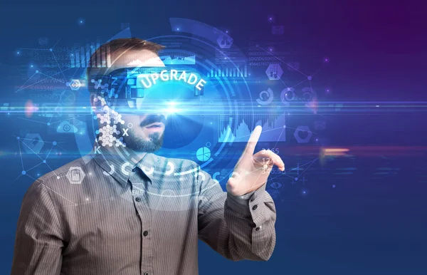 Podnikatel Prohlíží Brýle Virtual Reality Nápisem Upgrade Inovativní Koncept Technologie — Stock fotografie