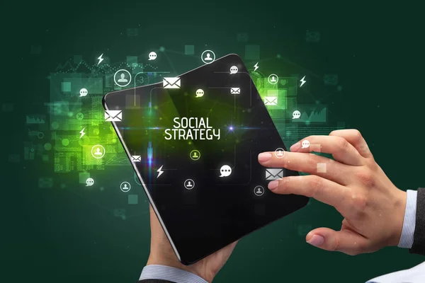 Empresário Segurando Smartphone Dobrável Com Inscrição Estratégia Social Conceito Rede — Fotografia de Stock