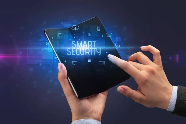 Бизнесмен Складным Смартфоном Надписью Smart Security Концепция Кибербезопасности — стоковое фото