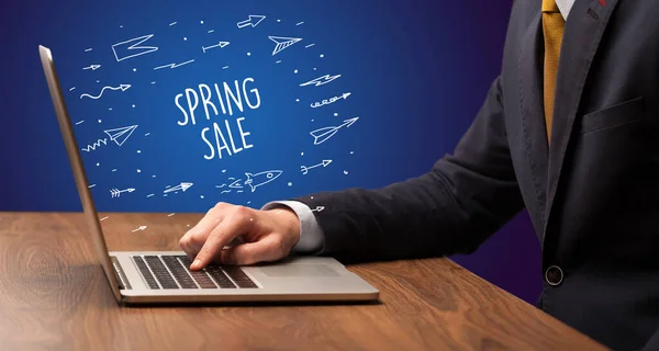 Podnikatel Pracující Notebooku Nápisem Spring Sale Online Nákupní Koncept — Stock fotografie