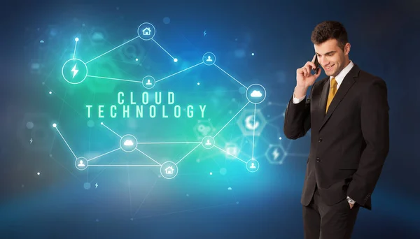 商务人员站在云服务图标前面 有着紧密的技术铭刻 现代技术理念 — 图库照片