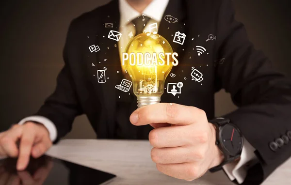 Zakenman Met Gloeilamp Met Podcasts Inscriptie Social Media Concept — Stockfoto