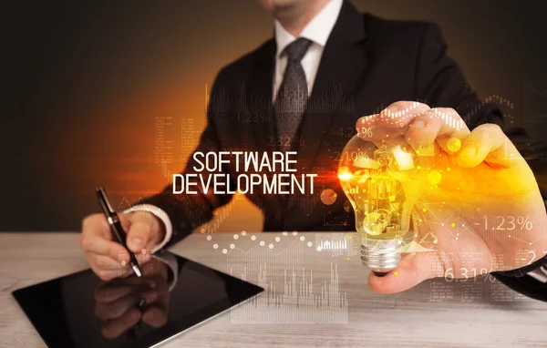 Software Development Yazıtları Teknolojisi Kavramına Sahip Bir Adamı Elinde Ampul — Stok fotoğraf