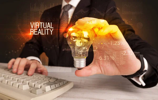 ビジネスマンが仮想現実の碑文で電球を保持 ビジネス技術の概念 — ストック写真