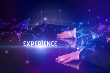 İşadamı ExperIENCE yazıtları ve modern teknoloji iş konseptiyle büyük ekrana dokunuyor.