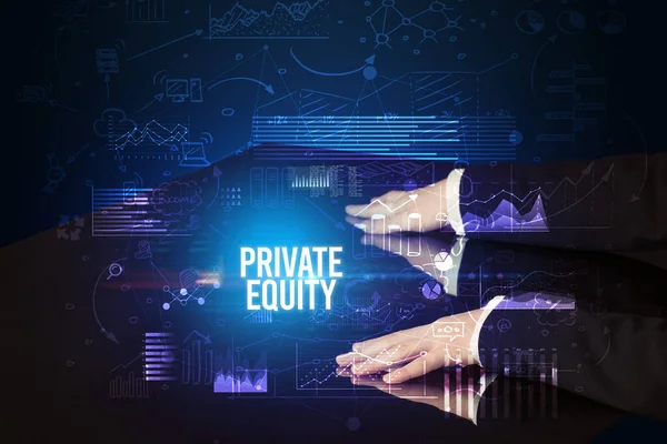 Biznesmen Dotykający Ogromnego Ekranu Napisem Private Equity Koncepcja Cyberbiznesu — Zdjęcie stockowe