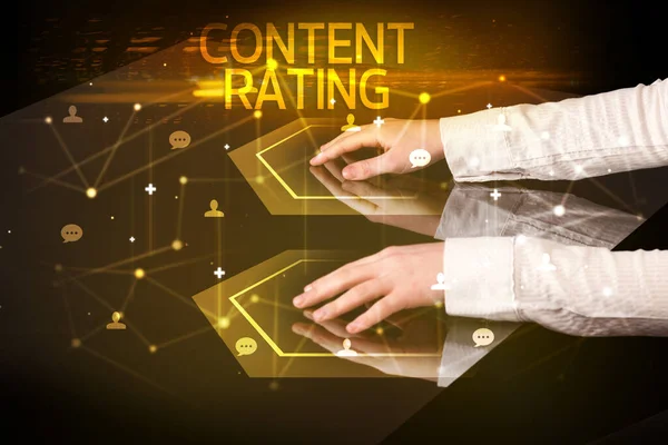 새로운 개념인 Content Rating 비문으로 워킹을 — 스톡 사진