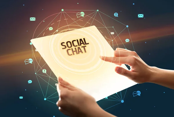 Držet Futuristický Tablet Nápisem Social Chat Koncept Sociálních Médií — Stock fotografie