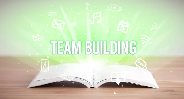 Opeen Kniha Nápisem Team Building Obchodní Koncept — Stock fotografie
