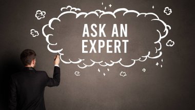 İş adamı, içinde Ask An Expert yazıtı olan bir bulut çiziyor, modern iş konsepti.