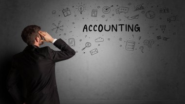 İş adamı, muhasebe yazıtları ve iş stratejisi konseptiyle yaratıcı bir fikir çizimi yapıyor.