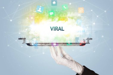 VIRAL yazıtları ile sosyal ağ konsepti sunan garson