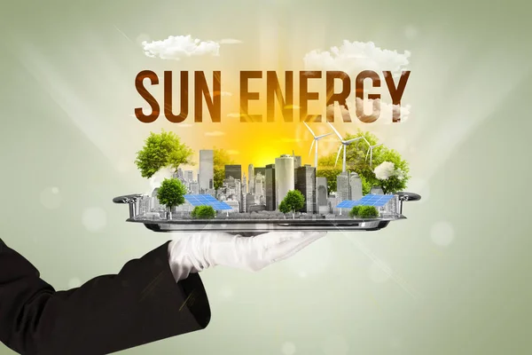 Офіціант Обслуговує Еко Місто Написом Sun Energy Відновлює Енергетичну Концепцію — стокове фото