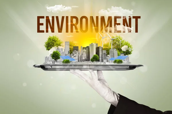 環境碑文 再生可能エネルギーの概念を持つエコシティにサービスを提供するウェイター — ストック写真