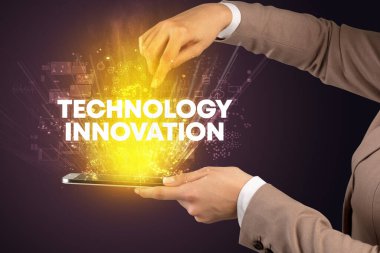 TEKNOLOJİ İSTİHTİM, yenilikçi teknoloji konsepti ile dokunmatik ekranın yakın çekimi