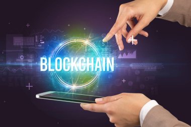 BloCKCHAIN yazıtlı dokunmatik ekranın yakın plan görüntüsü, yeni teknoloji kavramı
