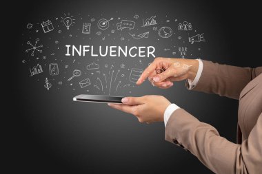 INFLUENCER yazıtlı bir dokunmatik ekran, sosyal medya kavramı