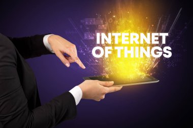Bir dokunmatik ekran yakın çekim şeyler INTERNET yazıt, yenilikçi teknoloji konsepti