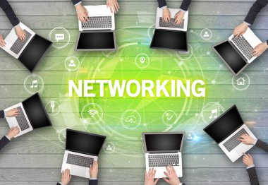 NETworking Insciption, sosyal ağ konsepti ile toplantı yapan bir grup insan