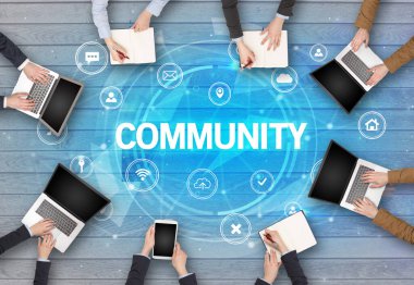 Bir grup insan COMUNITY içgüdü, sosyal ağ konsepti ile toplantı yapıyor